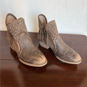 Brown distressed leather circle G booties women’s 9 1/2